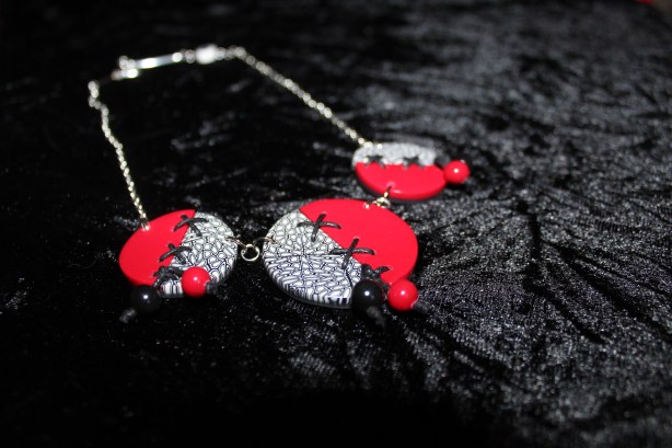 Collier lacé rouge, noir et blanc 2