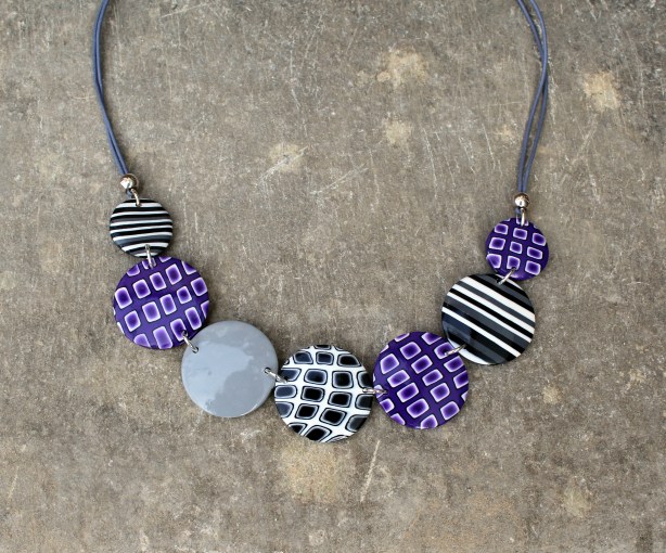 Collier pastilles violettes... 