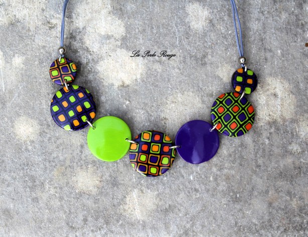 Collier vert, violet et orange
