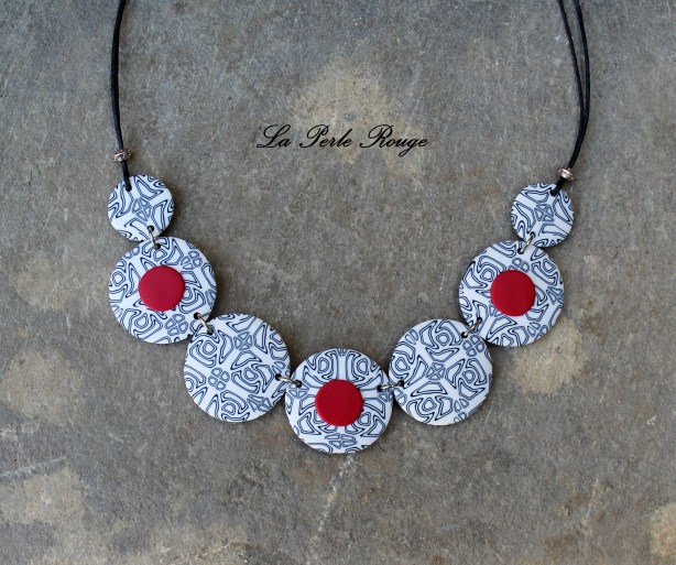 Collier noir et blanc + 3 pitites pastilles rouges ! 