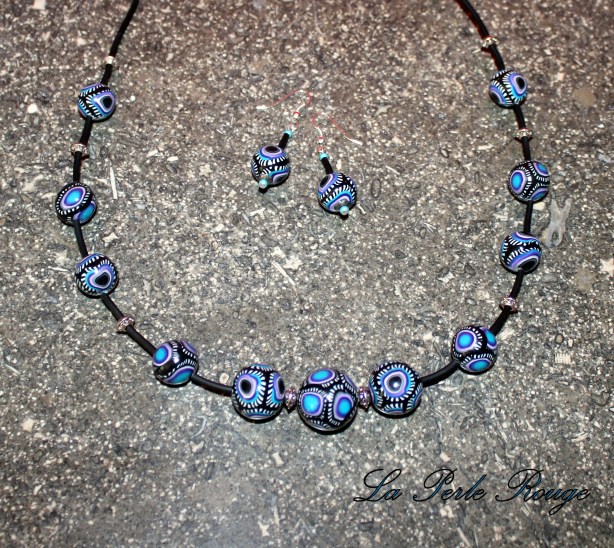 Collier boules mosaïques mauves et noires