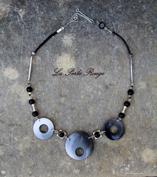 Collier noir, blanc et métal