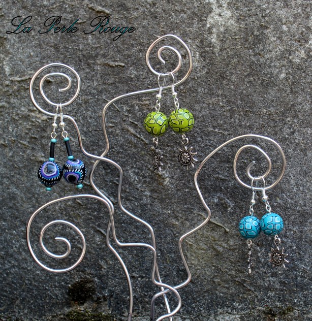 Boucles assorties au bracelet breloques vert et violet