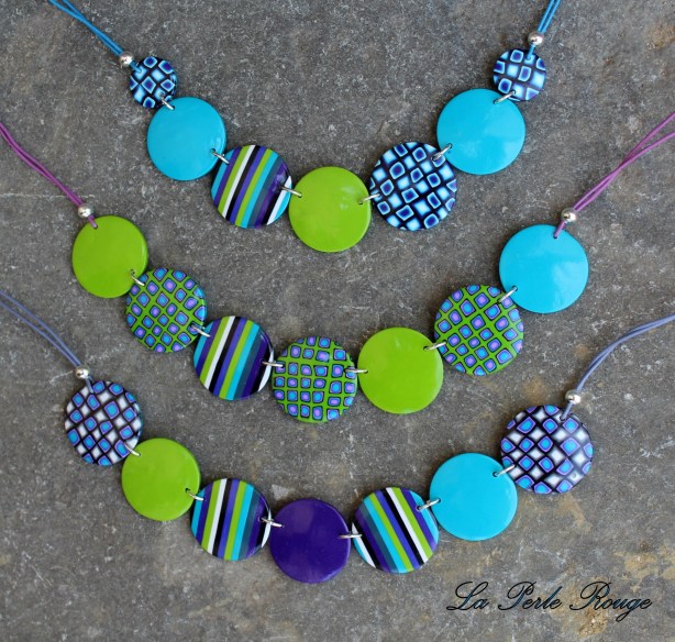 Suite et fin des colliers pastilles en turquoise, violet et vert pomme