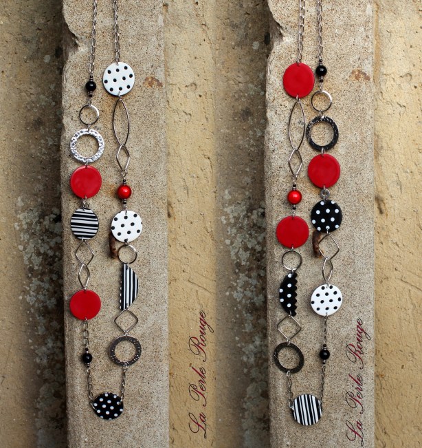 sautoir rouge nlanc et noir - Copie